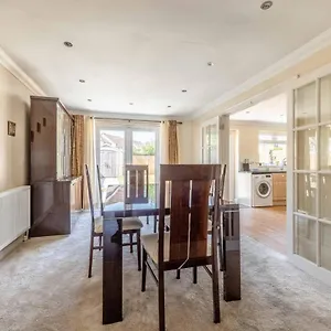 Spacious 3 Bedroom - Great For Families! Holiday home Slough