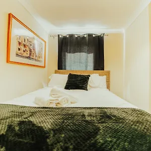 Luxury Riverview Apartment: Excel & Canary Wharf Proximity Apartment London