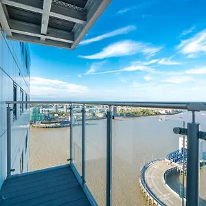 Skyvillion: Riverside With Views Apartment London