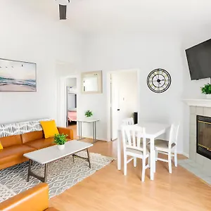 Beautiful House Sleeps 12 - Hot Tub - Breakfast - Walk To Holiday home